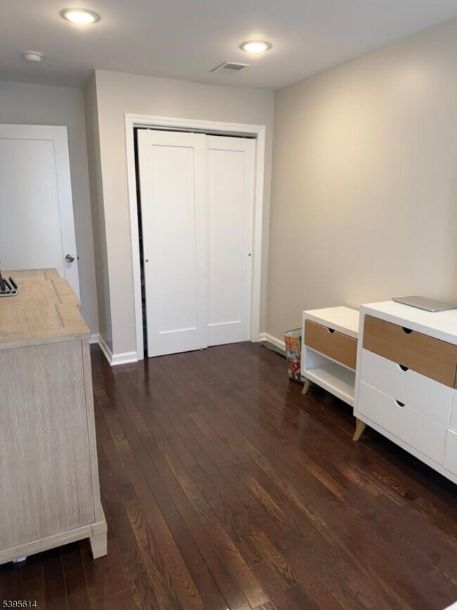 Building Photo - 342 S 20th St