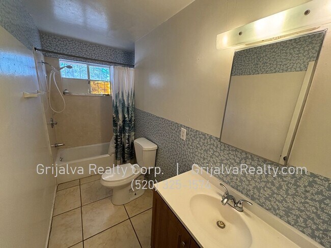 Building Photo - 4 Bed, 2 Bath House on a Large Corner Lot for Rent (22nd St/Wilmot)