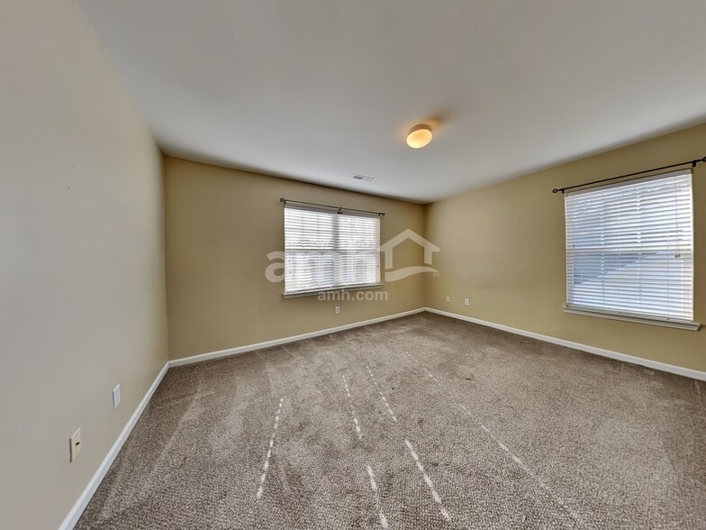 Building Photo - 2413 Thoreau St