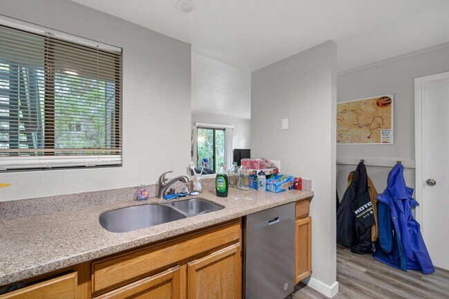 Building Photo - AVAILABLE JULY - 3 Bed / 2 Bath CLOSE TO CAL POLY