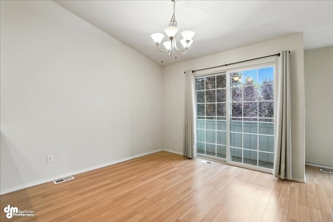 Building Photo - Charming 2BD/2BA Condo!