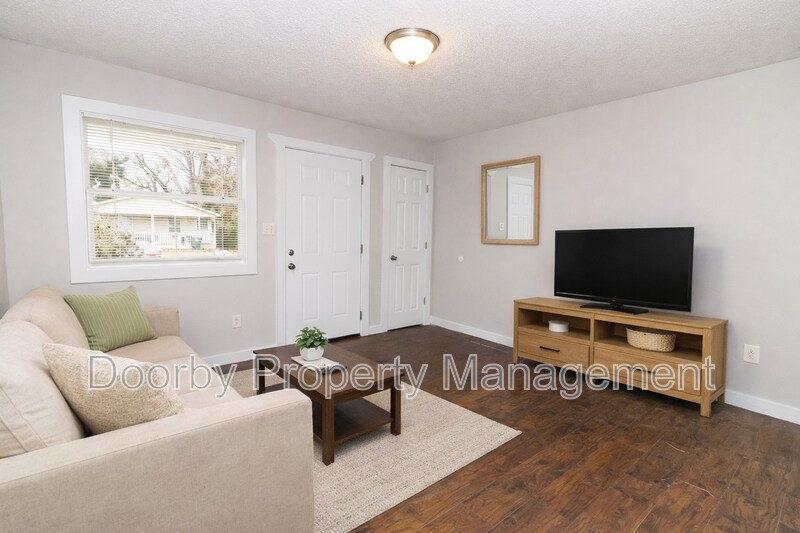 Building Photo - 1104 N Hawthorne St