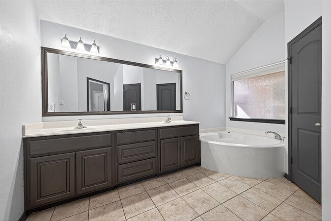 Building Photo - 10542 Parkside Dr