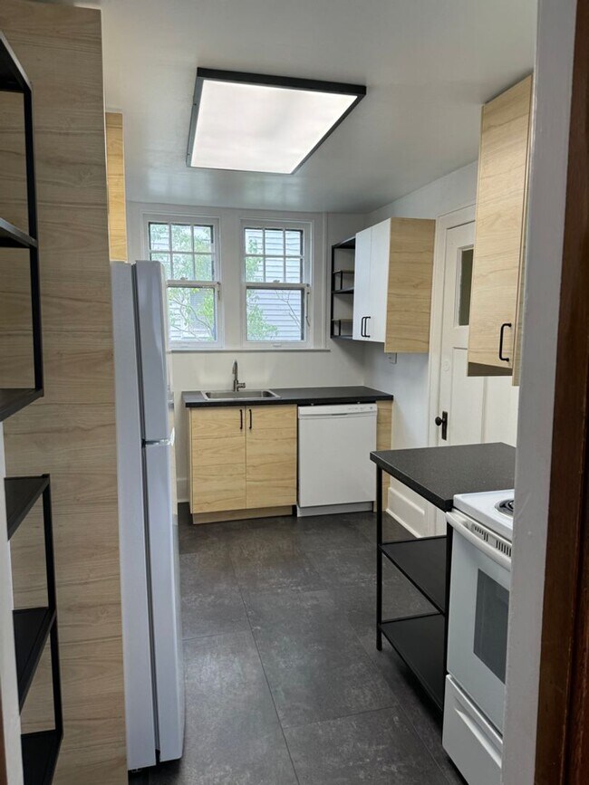 Building Photo - 845 E University Ave