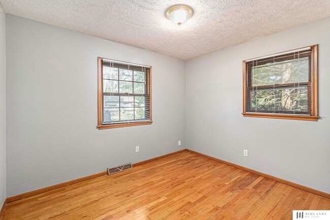 Building Photo - 7208 Pine Dr