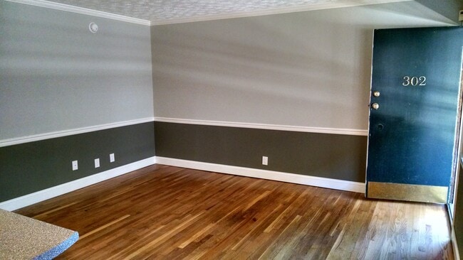 Building Photo - Renovated 2BR/1BA Condo – Prime UTK Location!