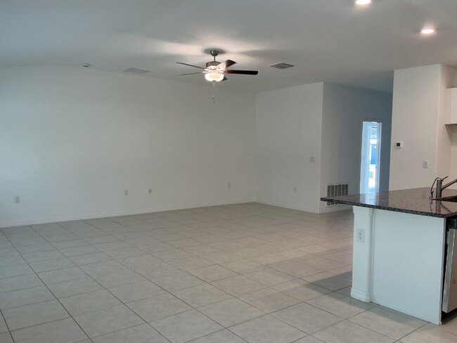 Building Photo - Spacious 4BR Single-Story in Lakeland