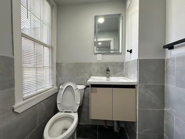 Building Photo - 3b1b house available in South Philly
