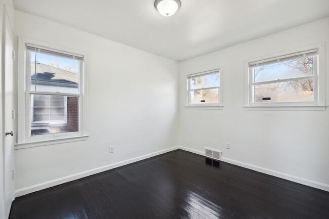 Building Photo - 3 Bedroom 1 Bath $1200