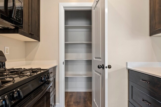 Building Photo - ** Move-In Bonus!** 3 Bed 2.5 Bath Townhom...