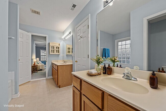 Building Photo - 200 Bridlewood Dr