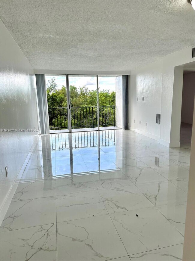 Building Photo - 8870 Fontainebleau Blvd