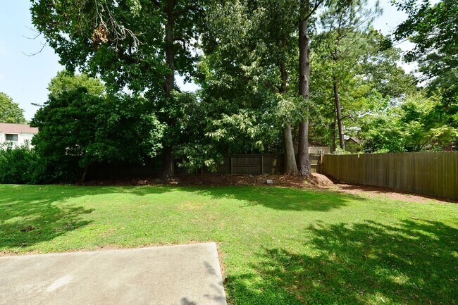Building Photo - Community Lake-Dock and Private Beach