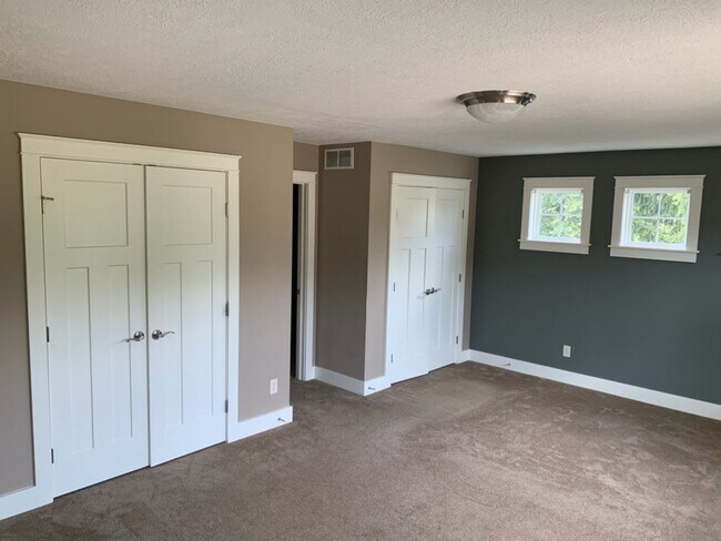 Building Photo - Beautiful 3 bedroom 2 1/2 bath home