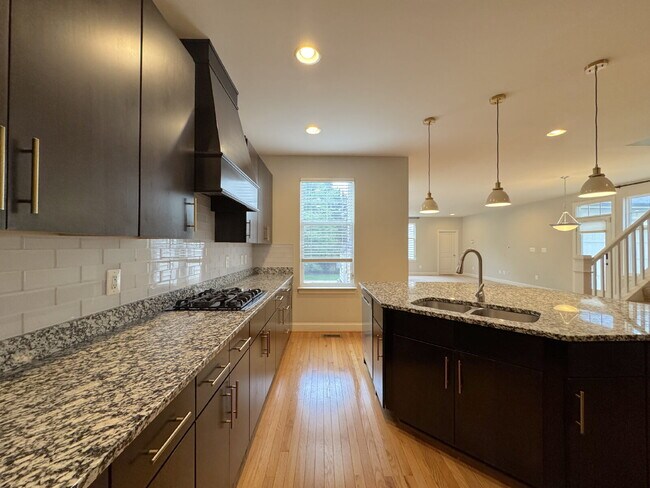 Building Photo - Exquisite Brambleton Living: A Spacious Fa...
