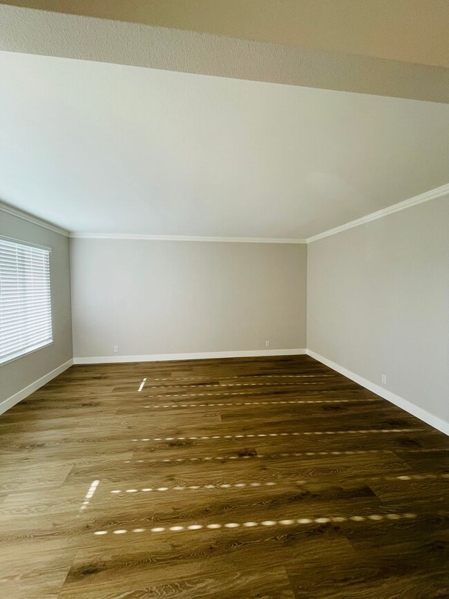 Building Photo - Amazing renovated 4 bedroom 2 full bath si...