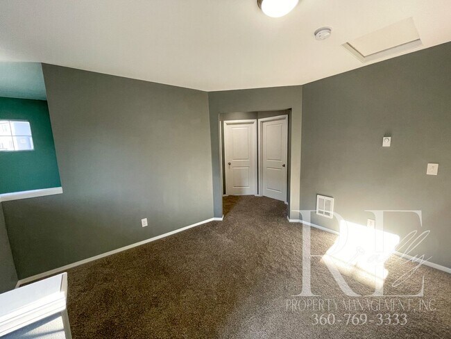 Building Photo - Spacious 3 bedroom