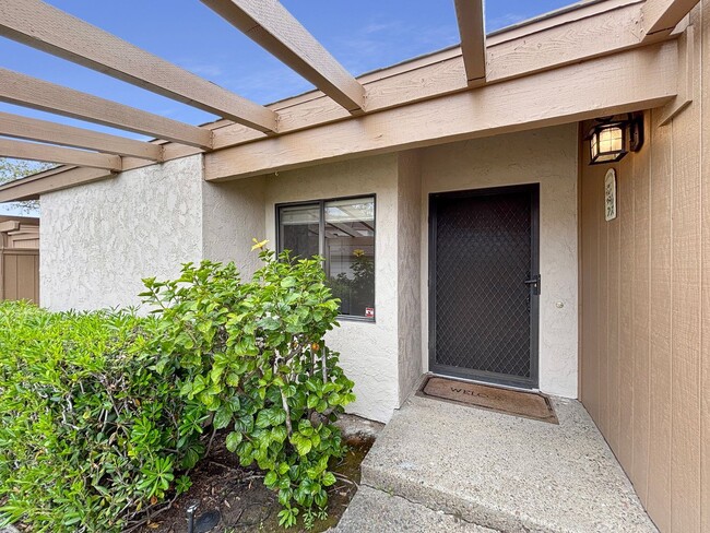 Building Photo - Beautiful 3B/2BA Home W/ 2 Car Garage, Was...