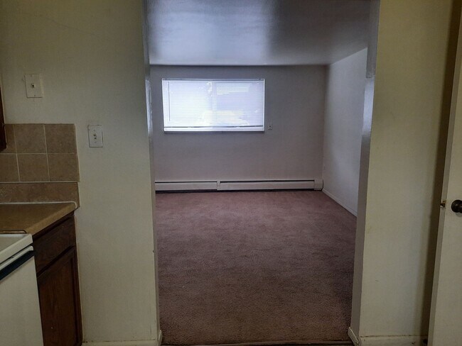 Building Photo - Now Leasing: Updated 2BR in Golden 4-Plex ...