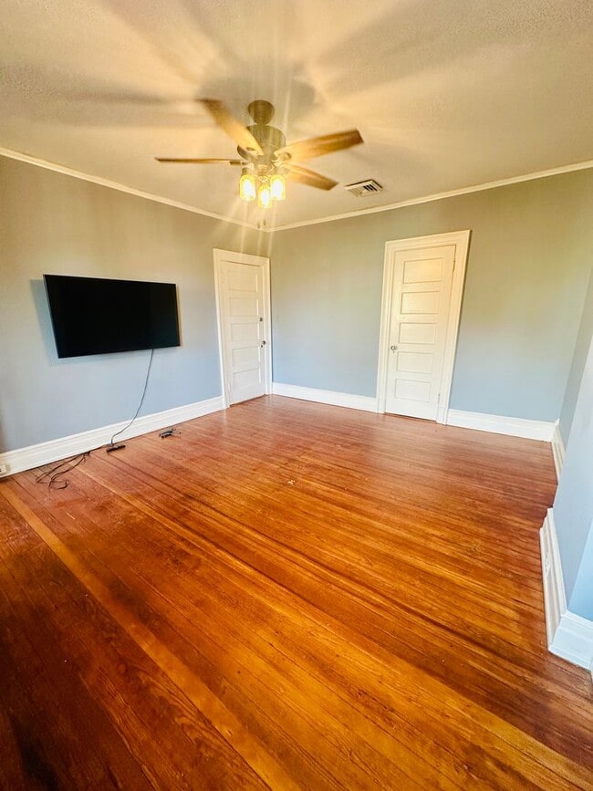 Building Photo - Charming 3bdrm/1.5bth Home Conveniently Located in Richmond's Carytown Area w/Private Balcony!!