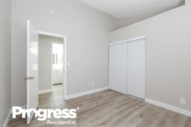 Building Photo - 5797 Goodsprings Ct