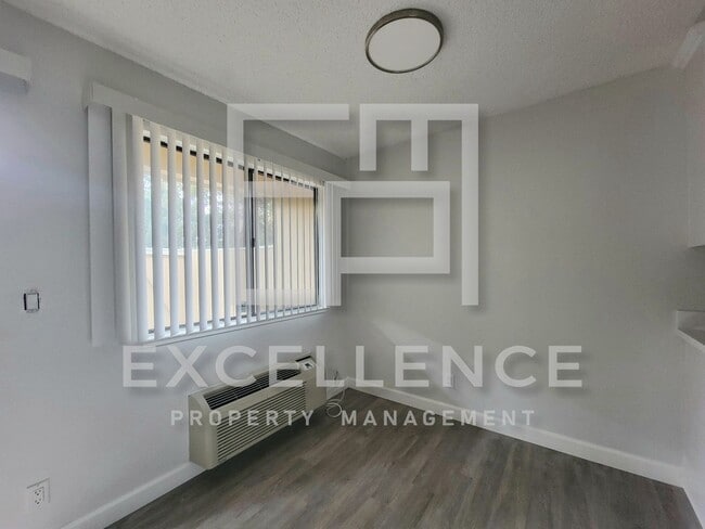 Building Photo - 2/1 With Private Patio, AC, Updated Kitche...
