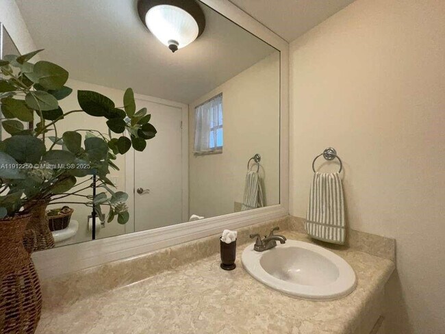 Building Photo - 2950 N Palm Aire Dr