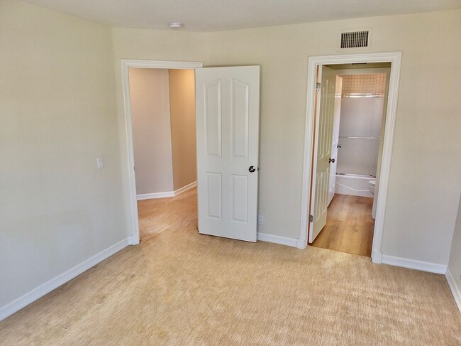 Building Photo - 6262 Napoli Ct
