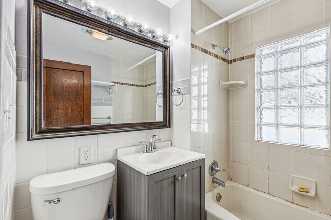 Building Photo - Huge 5 Bedroom - SFH- Walk to Macalester!