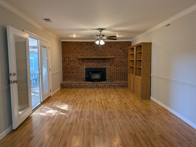 Building Photo - Cozy 2 story, 5 bedroom, 3.5 bathroom hous...