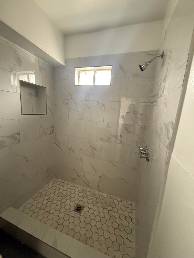 Building Photo - 502 El Monte Loop