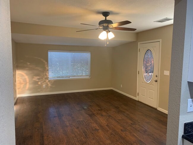 Building Photo - Remodeled 2 Bedroom 2 Bath in Great Location!