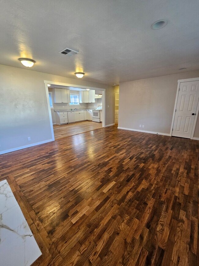 Building Photo - Delightful Home Within Minutes to Everything