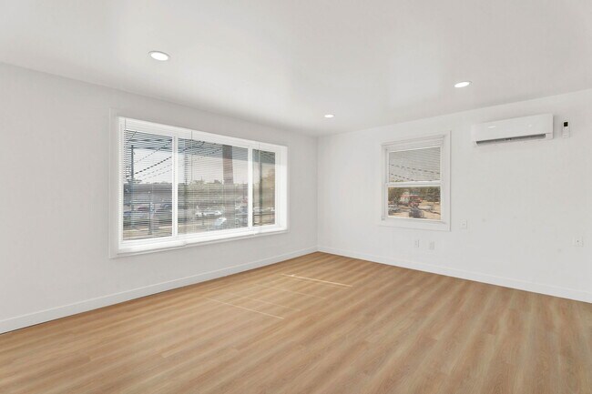 Building Photo - 1075 E West Maple Rd