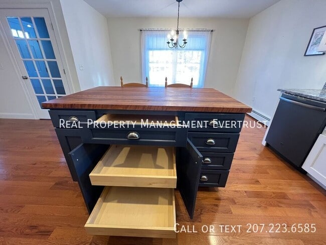 Building Photo - 65 Shore Rd