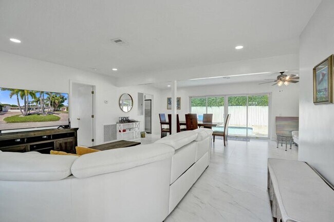 Building Photo - 1633 SE 5th Ct