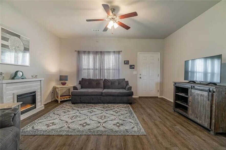 Building Photo - 636 Woodcreek Lp