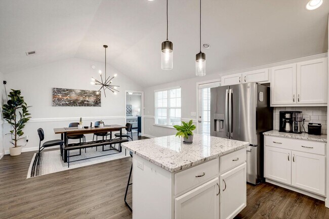 Building Photo - 858 Goodale Dr