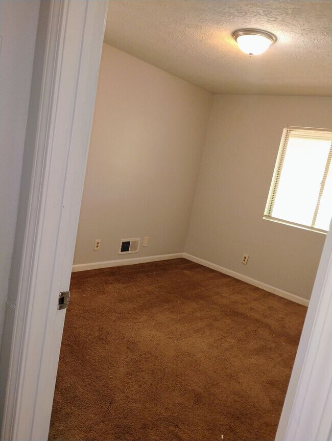 Building Photo - Large 4 Bedroom Home w/Basement! Convenien...