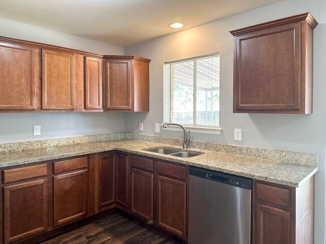 Building Photo - 3 Bedroom / 2 Bath / 2 Car Garage in Quiet...