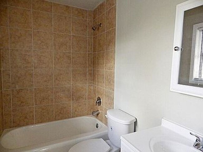Building Photo - 3 bed / 1 bath home in South Houston - Mov...