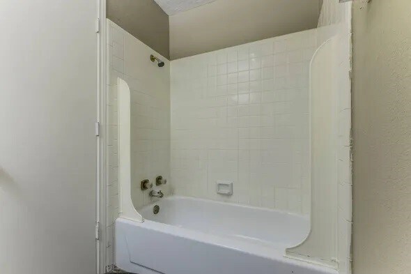 Building Photo - 2804 Stewart Dr