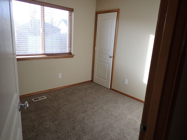 Building Photo - Beautiful 5 Bedroom Puyallup Home