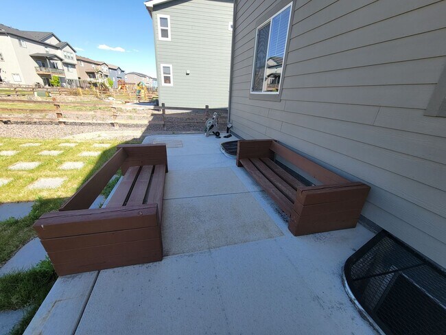 Building Photo - Stunning and spacious 4.5 bedroom, 3 bathroom home located in Morgan Hill