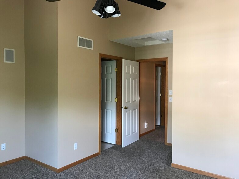 Bedroom Primary - 747 2nd St NE
