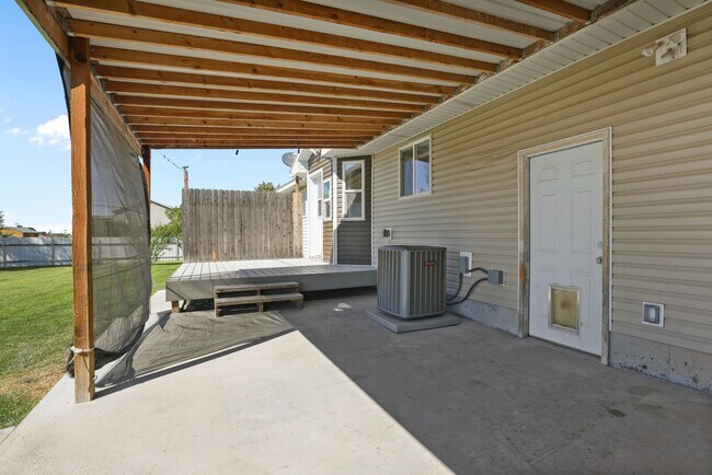 Building Photo - 5 Bed 3 Bath Home in Rigby