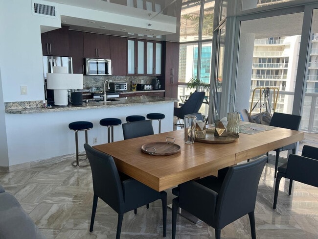 Building Photo - 16425 Collins Ave