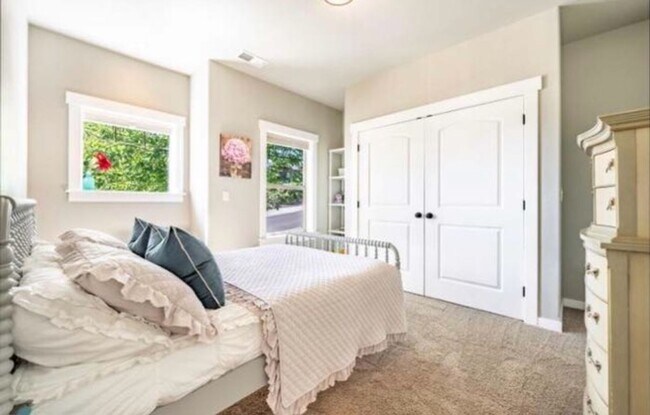 Building Photo - Luxury home on generous lot in the prestigious hills of East Medford!