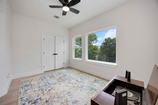 Building Photo - 2112 Des Chaumes St