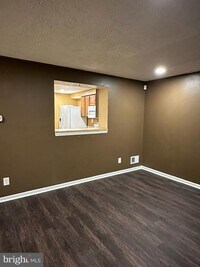 Building Photo - 70 Vanderbilt Ct